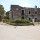Antigua escuela que entra en los nuevos planes. Agenzia del Demanio